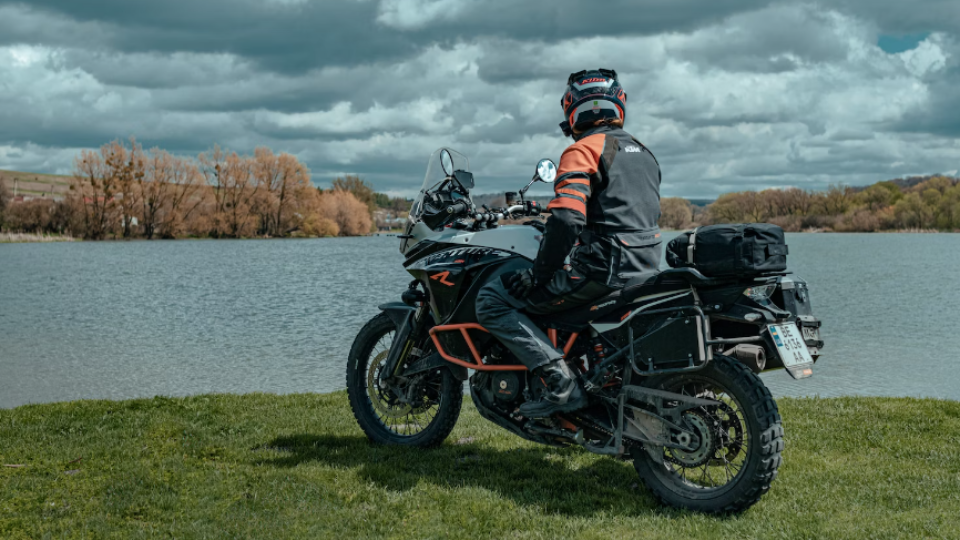 Jenis Sepatu yang Paling Cocok untuk Touring Motor