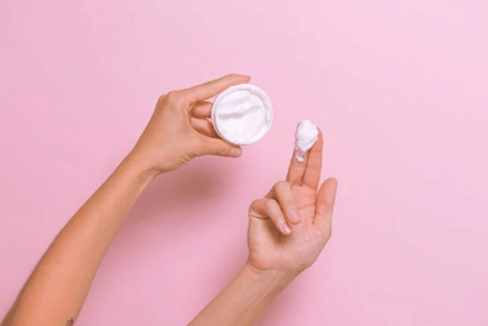 ilustrasi krim wajah (pexels.com/shvetsa)