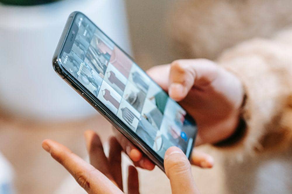 ilustrasi galeri foto di smartphone (pexels.com/Liza Summer)