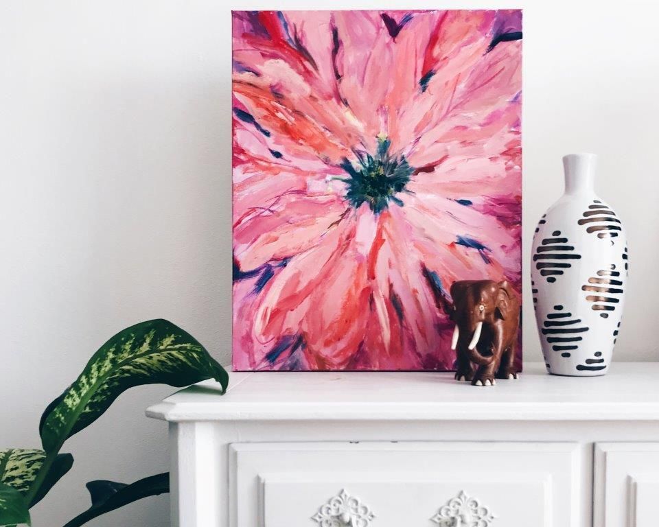 ilustrasi lukisan abstrak pada ruangan berwarna putih (unsplash.com/Stephanie Harvey)