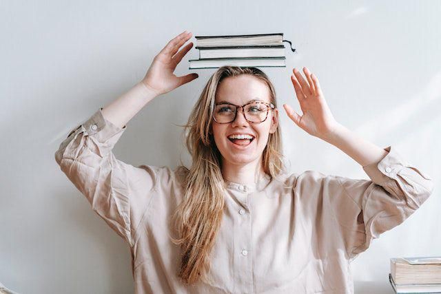 5 Hal yang Perlu Kamu Pahami Sebelum Pacaran sama Kutu Buku