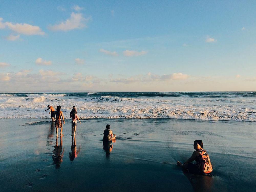 Beberapa warga lokal yang bermain di Pantai Berawa (Instagram.com/@calvinemil)