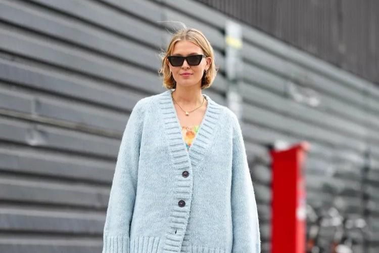 Ide OOTD Pakai Cardigan, Nyaman di Musim Hujan