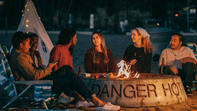 ilustrasi aktivitas outdoor saat Halloween (pexels.com/Kindel Media)