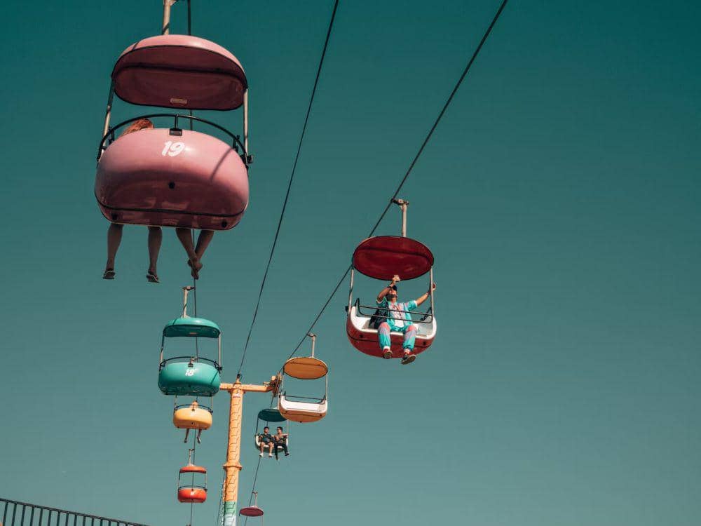 ilustrasi naik kereta gantung (unsplash.com/Cody Hiscox)