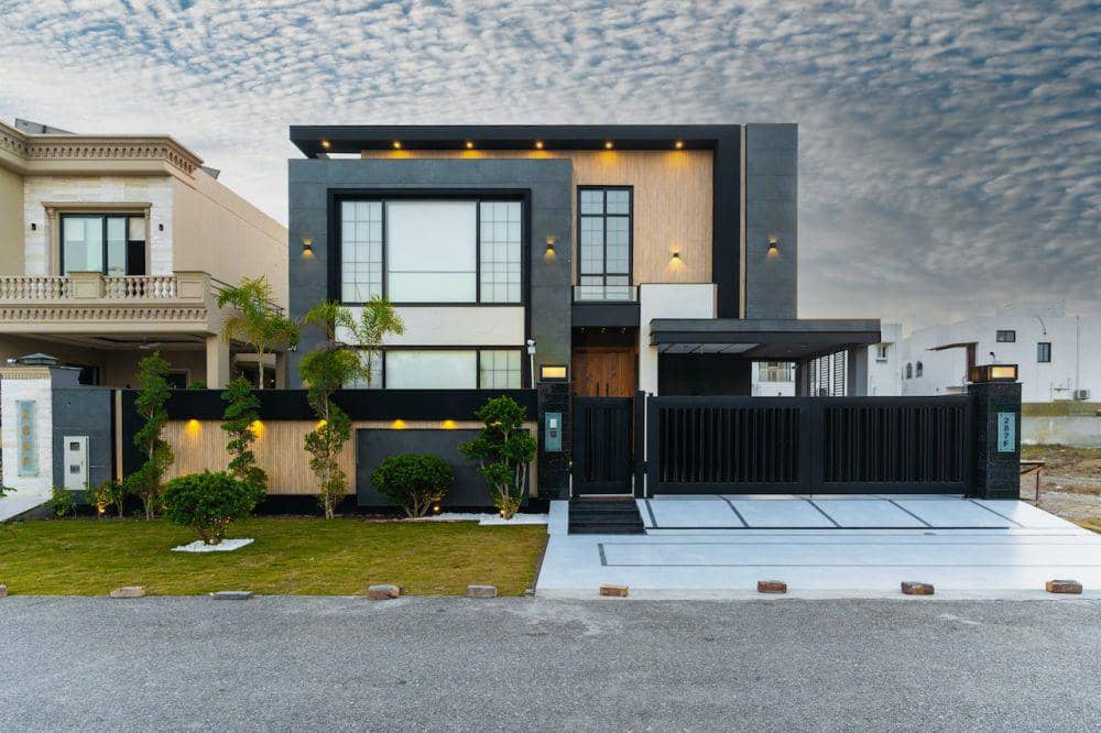 ilustrasi desain fasad rumah  dua lantai nuansa hitam (pexels.com/Muhammad Tanvir)