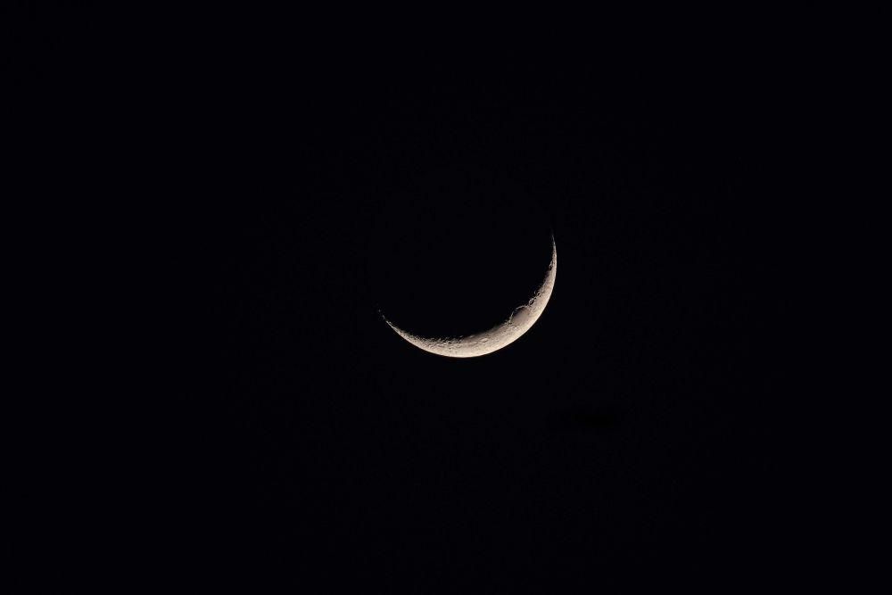 ilustrasi bulan sabit (pexels.com/Francesco Ungaro)