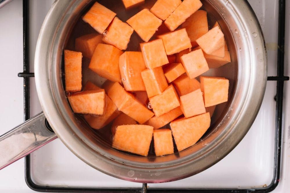 ubi rebus dalam panci (freepik.com/freepik)