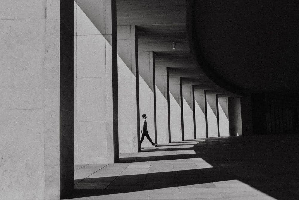 ilustrasi seseorang dalam bangunan deret Fibonacci (pexels.com/Екатерина Глущенко)