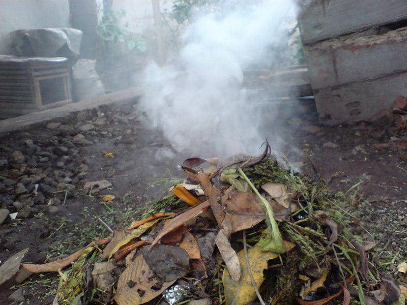 ilustrasi membakar sampah (flickr.com/jokotarub)