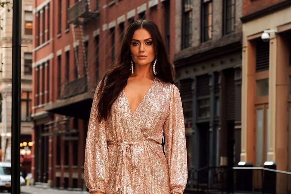Tips Memilih Model Baju Warna Rose Gold