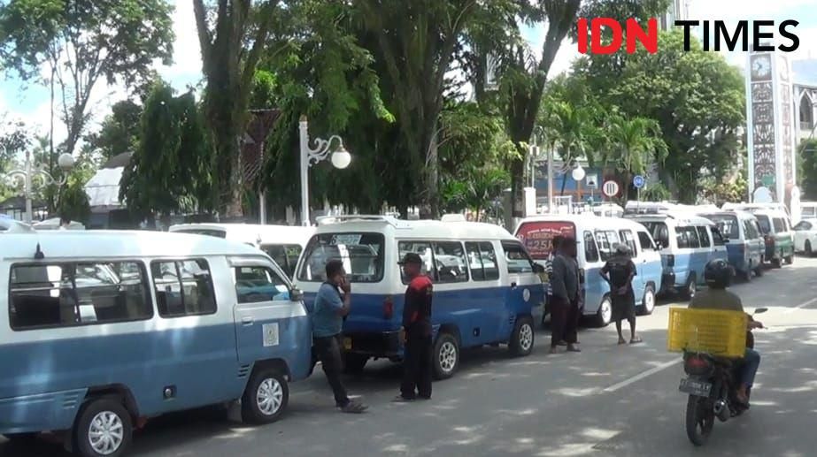 Puluhan sopir angkutan kota (Angkot) menggeruduk Balai Kota Balikpapan Kalimantan Timur (Kaltim), Selasa (12/12/2023). (IDN Times/Hilmansyah)