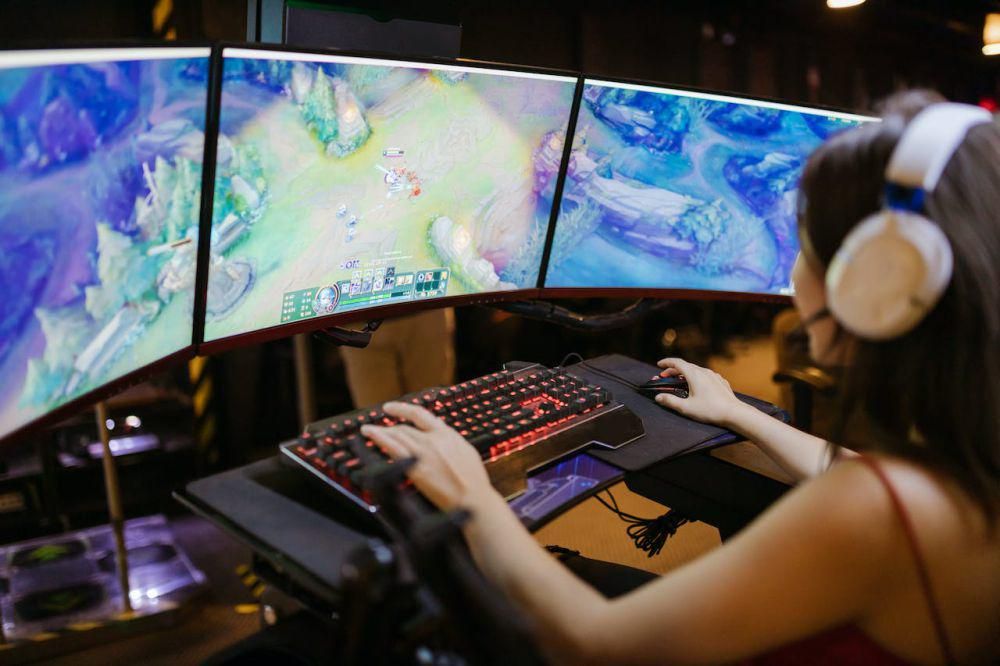 5 Game yang Lebih Nyaman Dimainkan di Monitor Curved