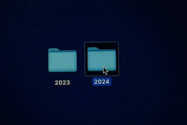 ilustrasi pergantian tahun baru 2024 dalam suatu folder (unsplash.com/Kajetan Sumila)
