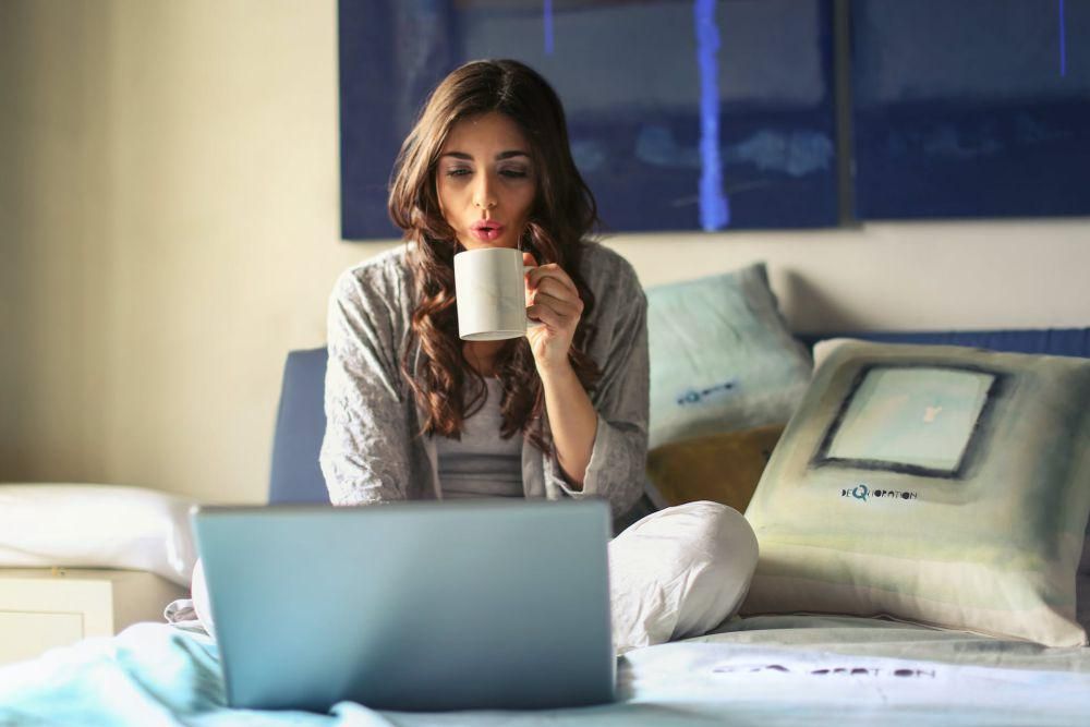 ilustrasi minum kopi untuk mengembalikan suasana hati (pexels.com/Andrea Piacquadio)