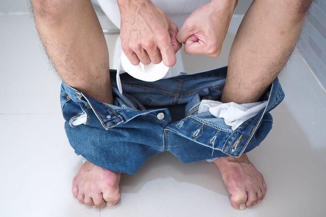 Benarkah Duduk Lama di Toilet Dapat Menyebabkan Kelumpuhan?