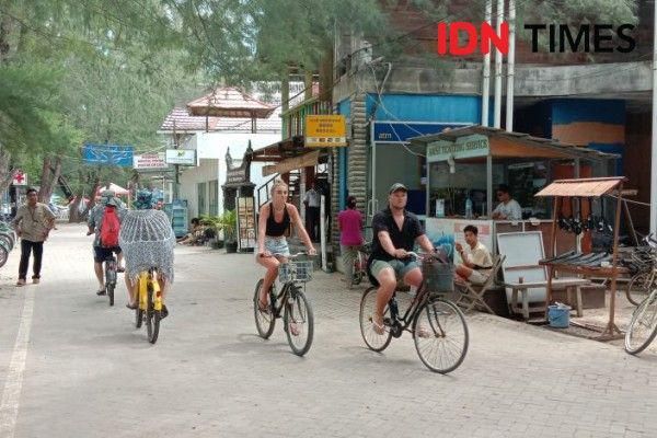 Wisatawan di Gili Trawangan Lombok Utara. (IDN Times/Muhammad Nasir)