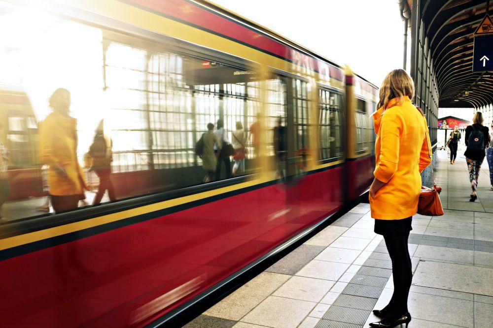 5 Hal yang Tak Boleh Dilakukan saat Naik Kereta