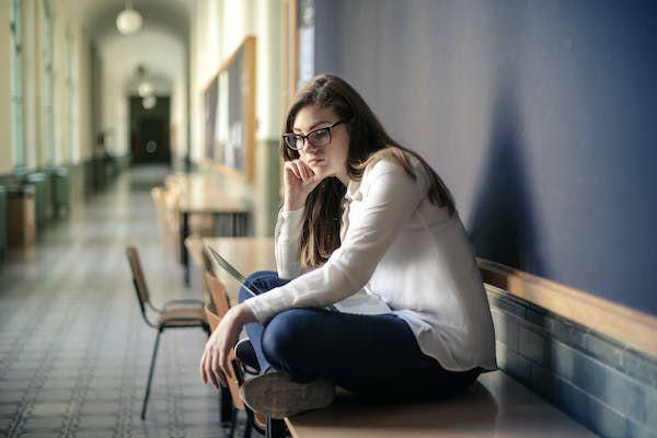 ilustrasi seseorang dengan self esteem yang rendah (pexels.com/Andrea Piacquadio)