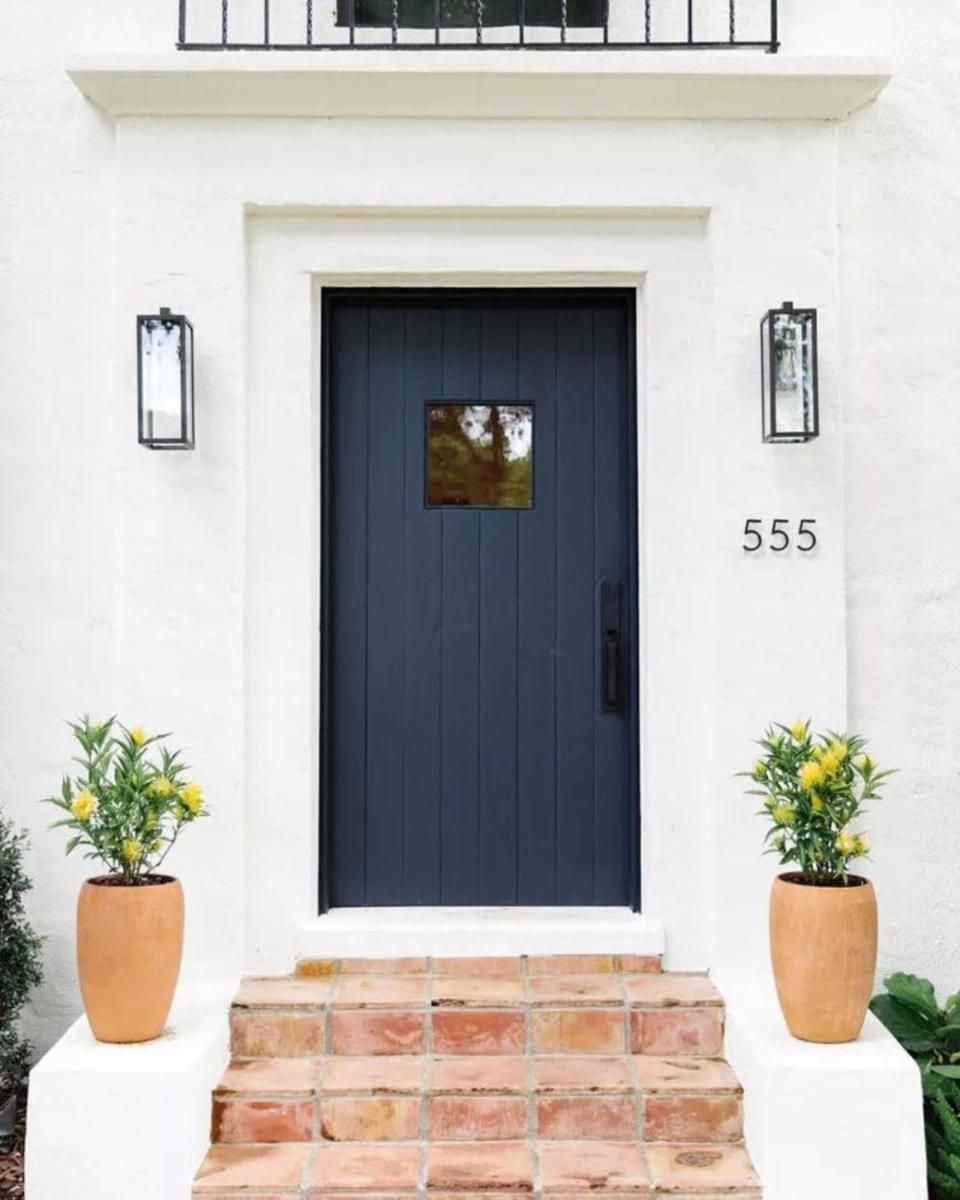 ilustrasi pintu utama untuk rumah minimalis (mydomaine.com)