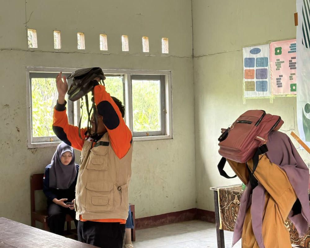 Sosialisasi dan simulasi mengenai mitigasi bencana gempa bumi dibungkus dengan kegiatan menarik bagi anak-anak (dok.pribadi)