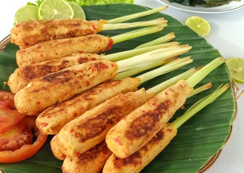 sate lilit ayam (instagram.com/deviirwantari)