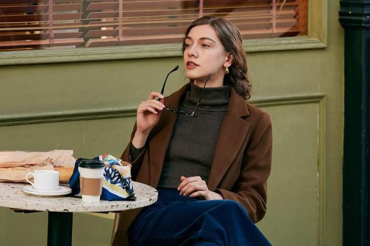 11 Warna Baju yang Cocok dengan Celana Navy