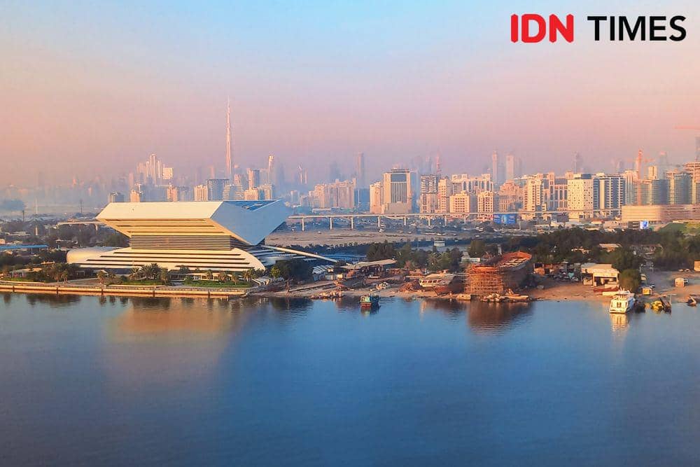 Mohammed bin Rashid Library (MBRL) di Dubai, Uni Emirate Arab (UEA), tampak Burj Khalifa di kejauhan 