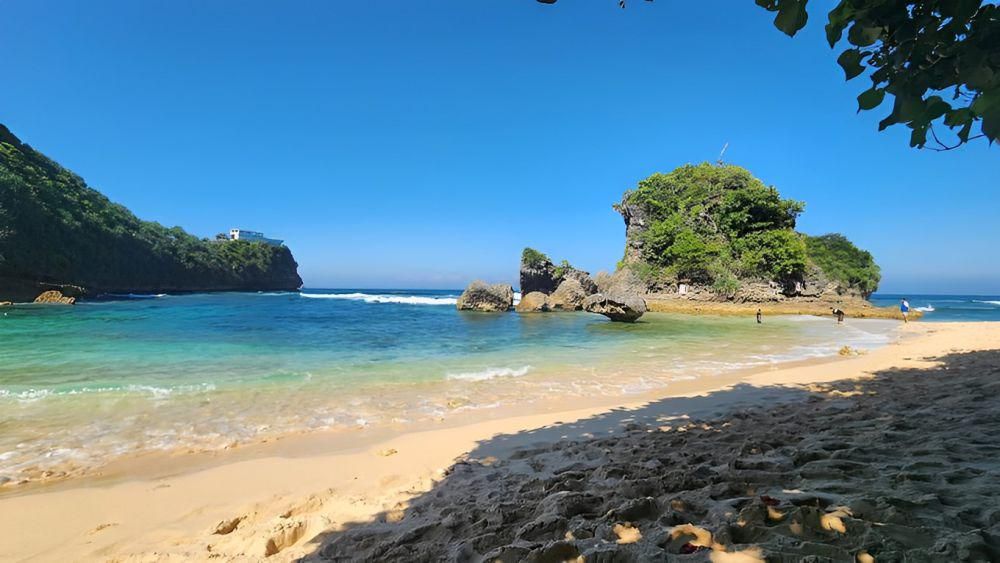 Pantai Watu Leter Malang: Lokasi, Harga Tiket, dan Tips Wisa | IDN Times