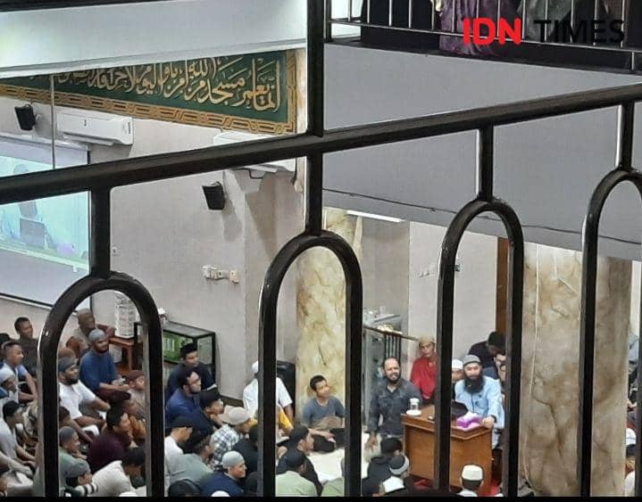 Ustaz Syafiq Riza Hasan Basalamah saat mengisi kajian di Masjid Al Ikhlas Tanjung Sadari Surabaya, Sabtu (2/4/2024). (IDN Times/Khusnul Hasana)