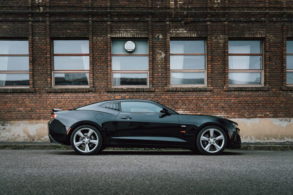 ilustrasi mobil hitam (unsplash.com/André Mašek)