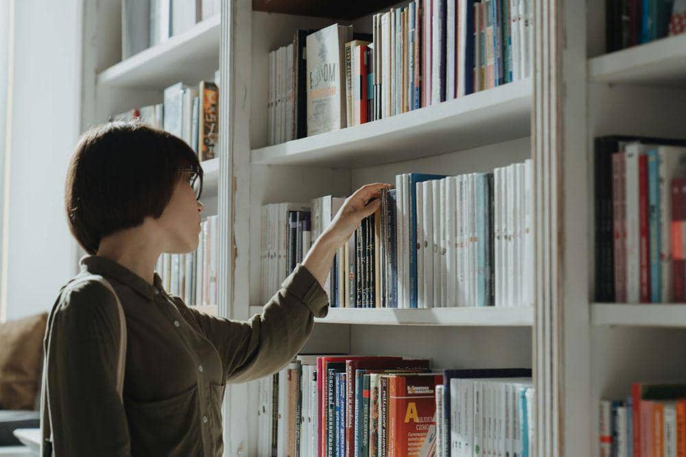 7 Cara Menyusun Buku di Rak agar Rapi dan Enak Dipandang | IDN Times