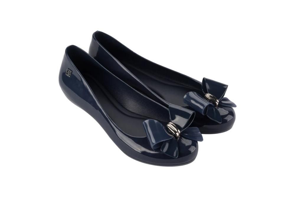 8 Merek Sepatu Karet Perempuan Terbaik yang Stylish