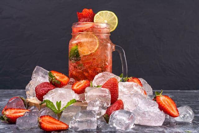 ilustrasi es teh strawberry lemonade (pexels.com/Denys Gromov)