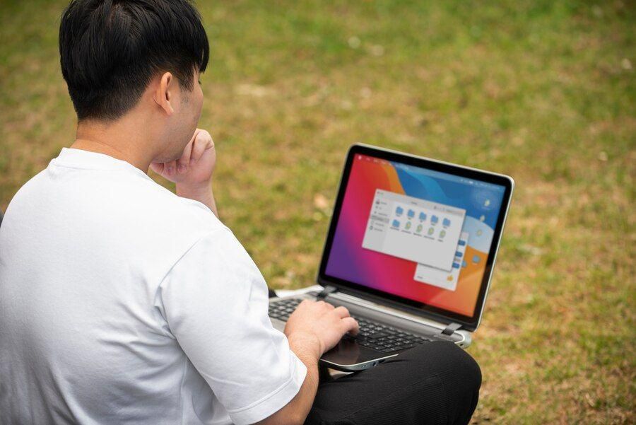 Ilustrasi orang main laptop (freepik.com)