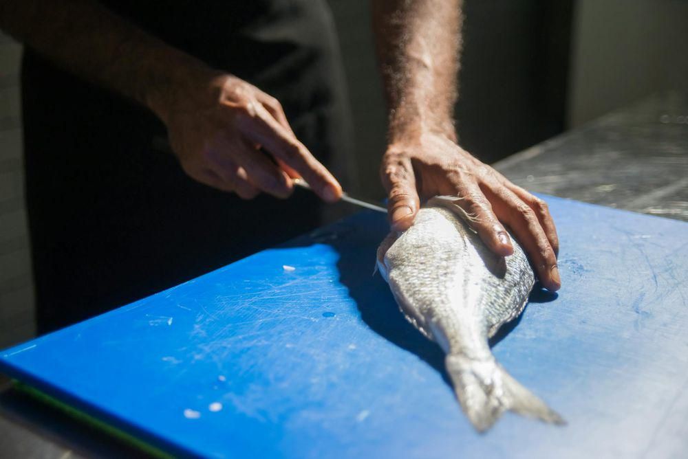 6 Cara Mudah Membersihkan Sisik Ikan yang Keras