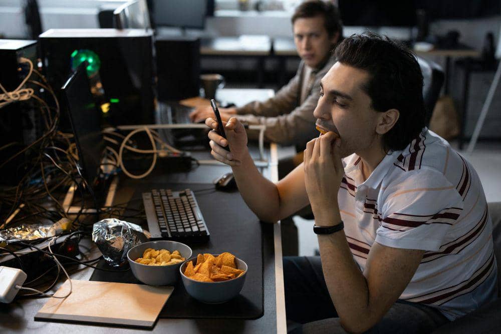 ilustrasi sedang makan di kantor (pexels.com/cottonbro studio)