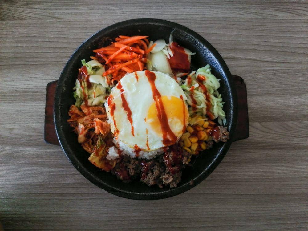 ilustrasi bibimbap (unsplash.com/Ian Naag)