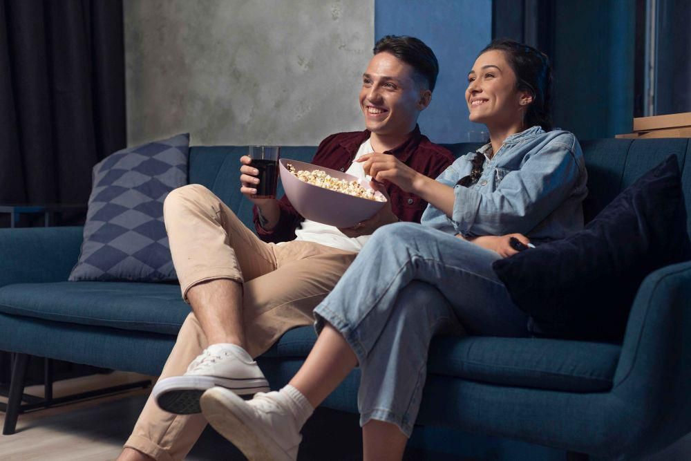 ilustrasi menonton TV (freepik.com)