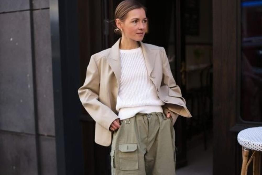 16 Baju yang Cocok untuk Celana Cargo Perempuan, Stylish!