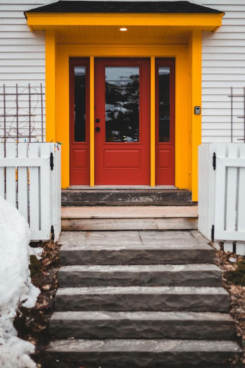 Foto desain pintu warna merah dan kuning (pexels.com/Erik Mclean)
