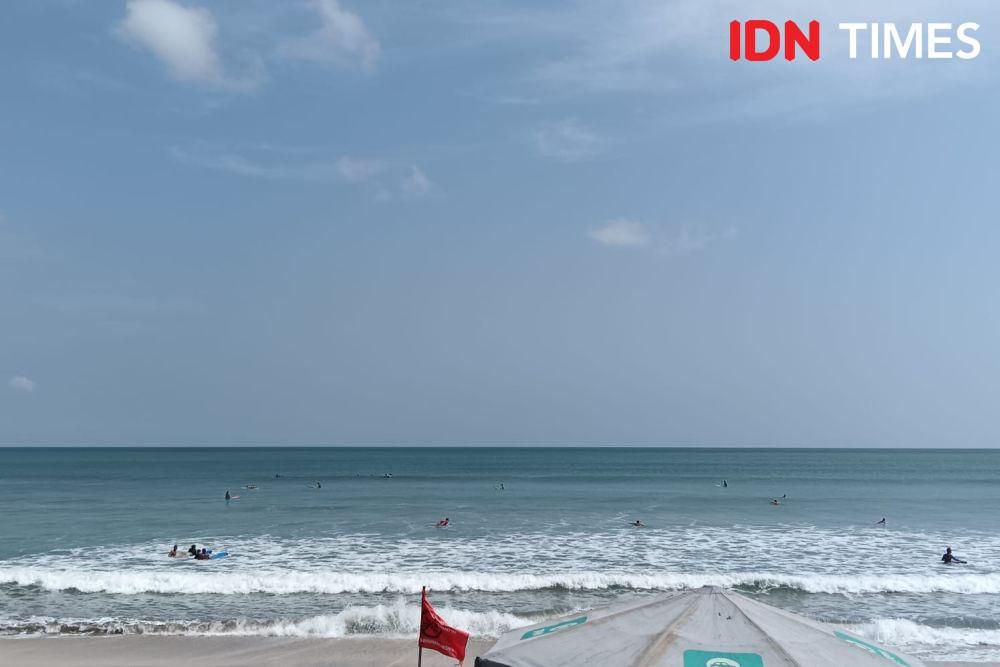 Ilustrasi peselancar di Pantai Kuta (IDN TImes/Ayu Afria)