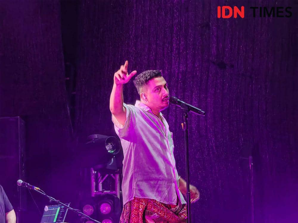 Penampilan Sal Priadi saat rangkaian Latihan Pestapora di Solo. (IDN Times/Larasati Rey)