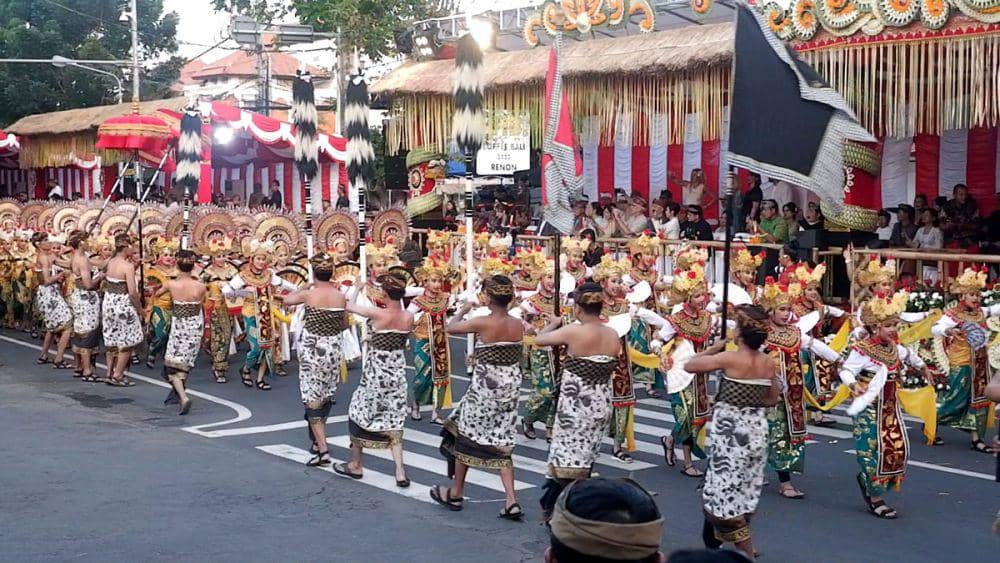 Kesenian tari janger dan gandrung di Pawai PKB k-46. (dok. pribadi/Ari Budiadnyana)
