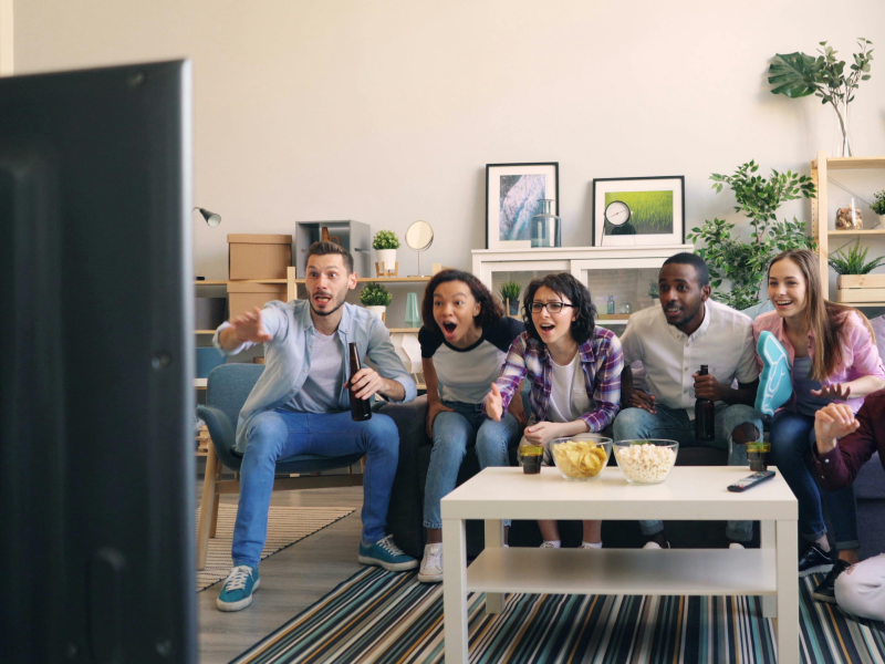 Ilustrasi orang menonton tv (Pexels.com/Vitaly Gariev)