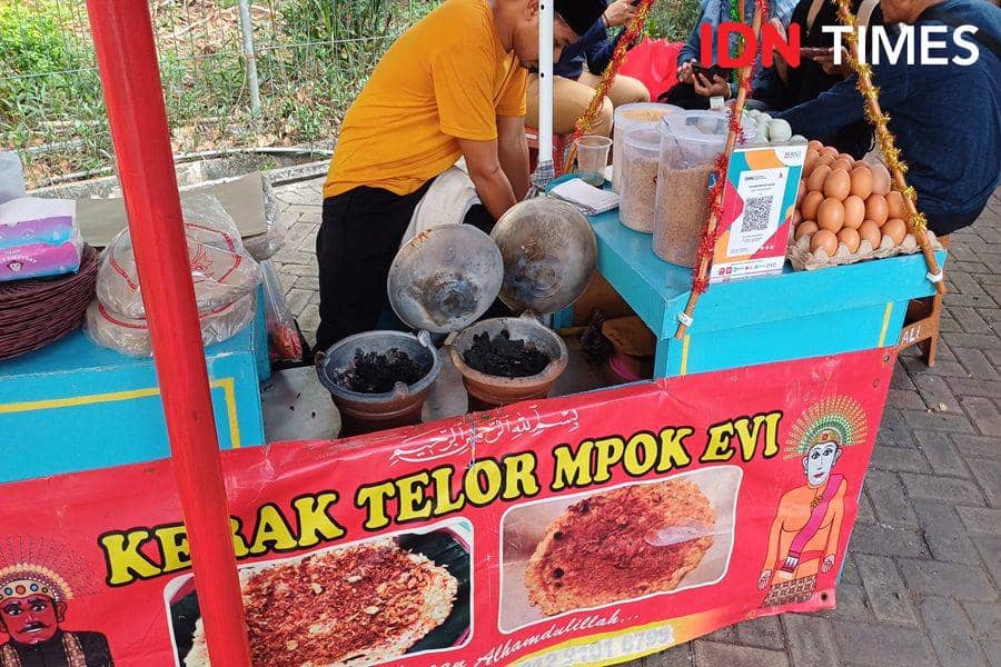 Ilustrasi penjual kerak telor (IDN Times/Dhiya Awlia Azzahra)