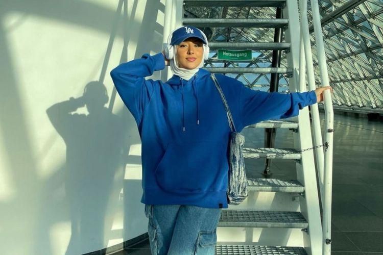 7 Ide Outfit Hijab Biru Elektrik, Tampil Beda!