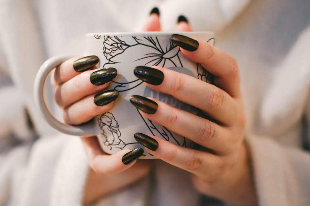 ilustrasi wanita dengan cat kuku hitam (pexels.com/Lisa Fotios)