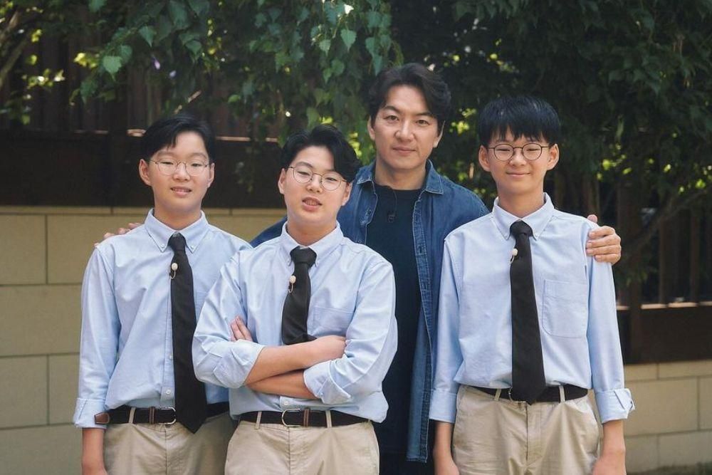 Fakta Keluarga Song Triplets, Punya Ayah Aktor dan Ibu Seorang Hakim 