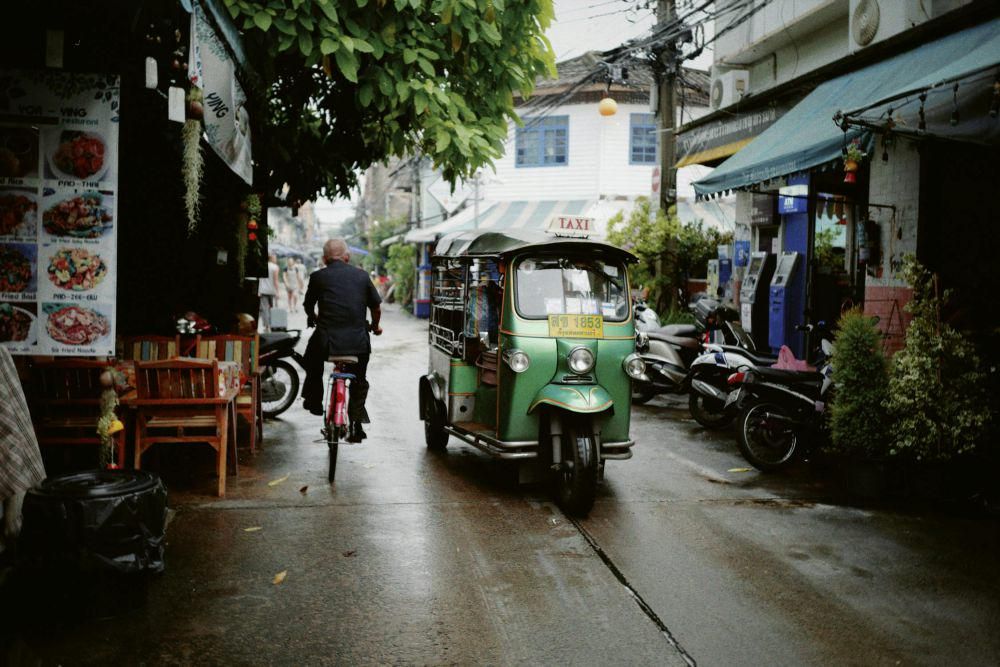 4 Tips Aman Naik Motor di Gang Sempit